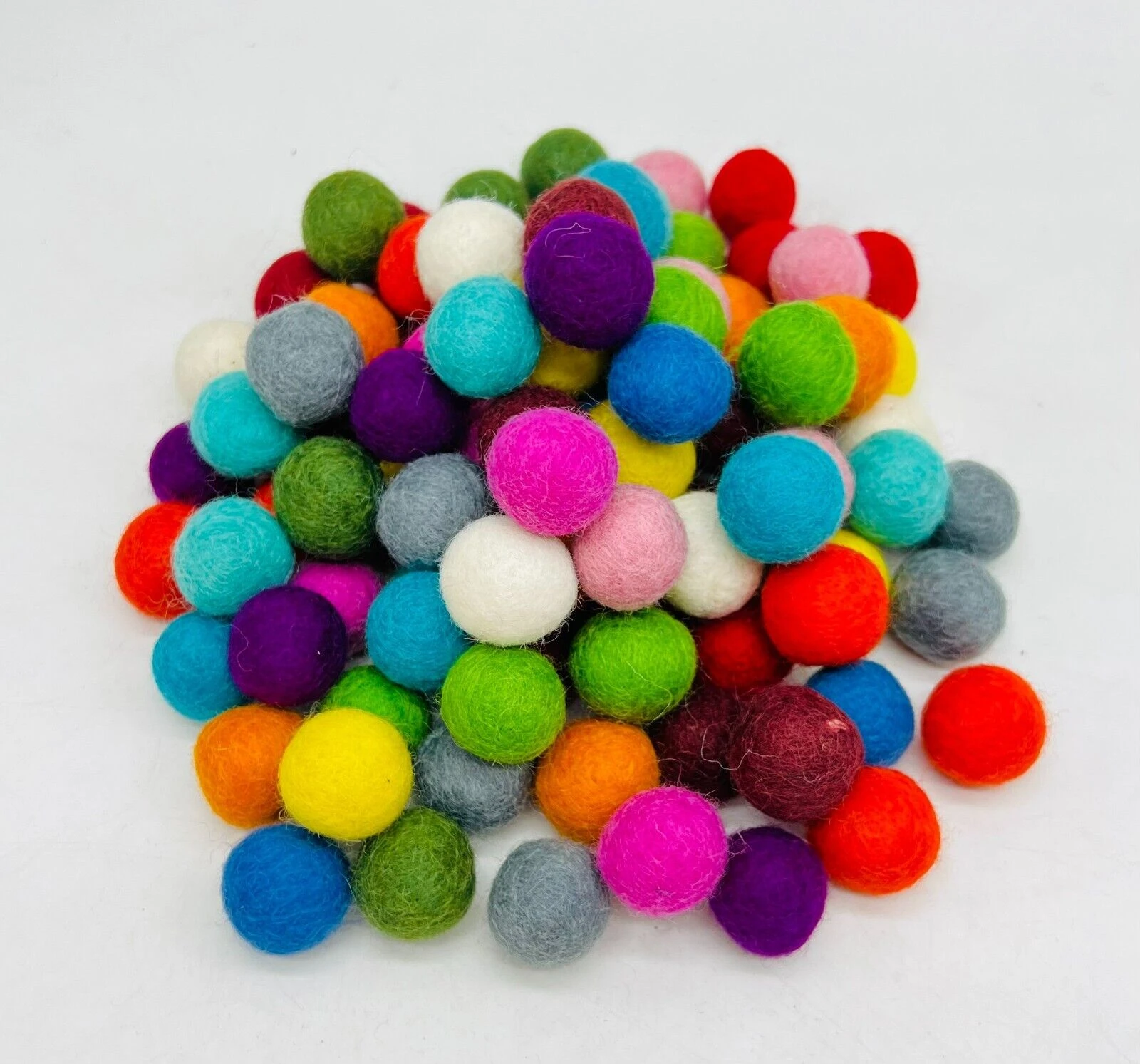 200 Pcs Mixed Colors Natural Felt Balls. 100% Wool Handcrafted 2.0 cm Wholesale